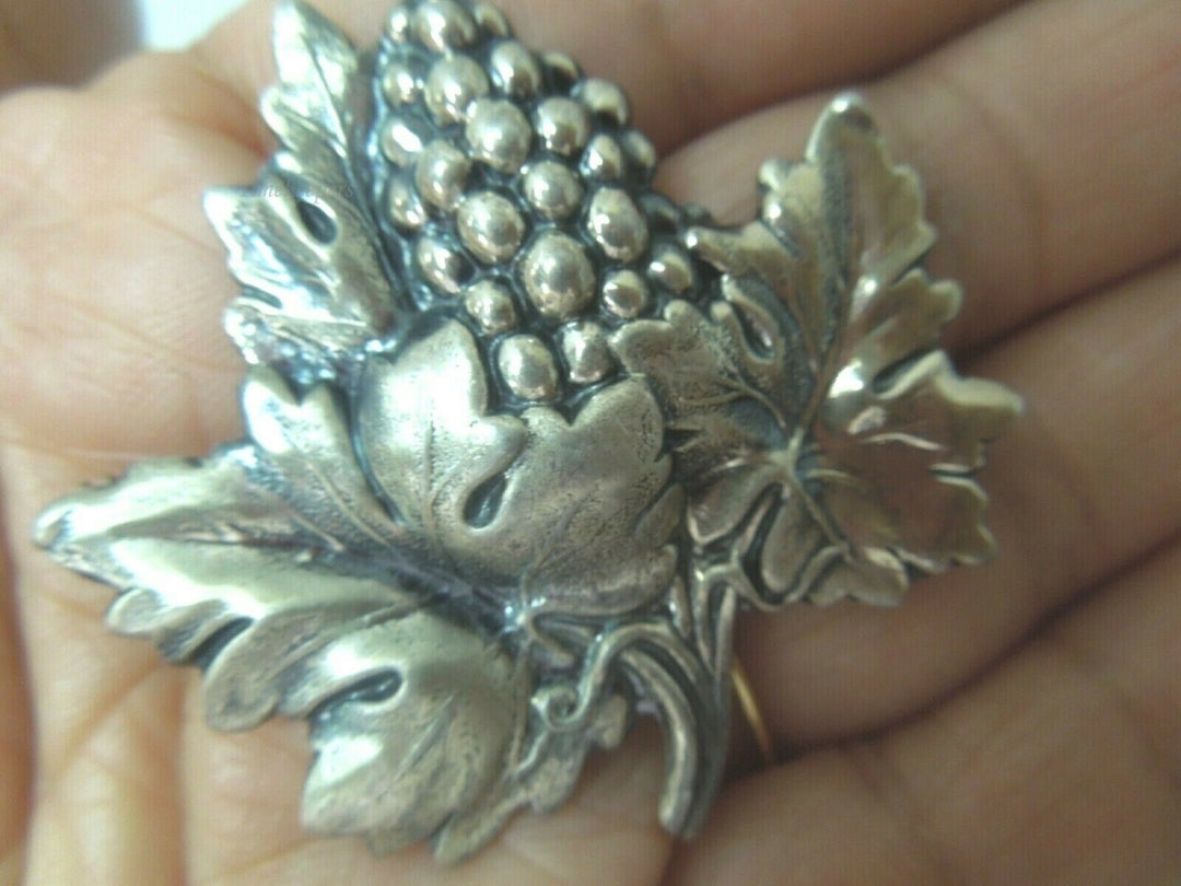 q499 Vintage Sterling Silver Grapes Wine Leaf Brooch Pin