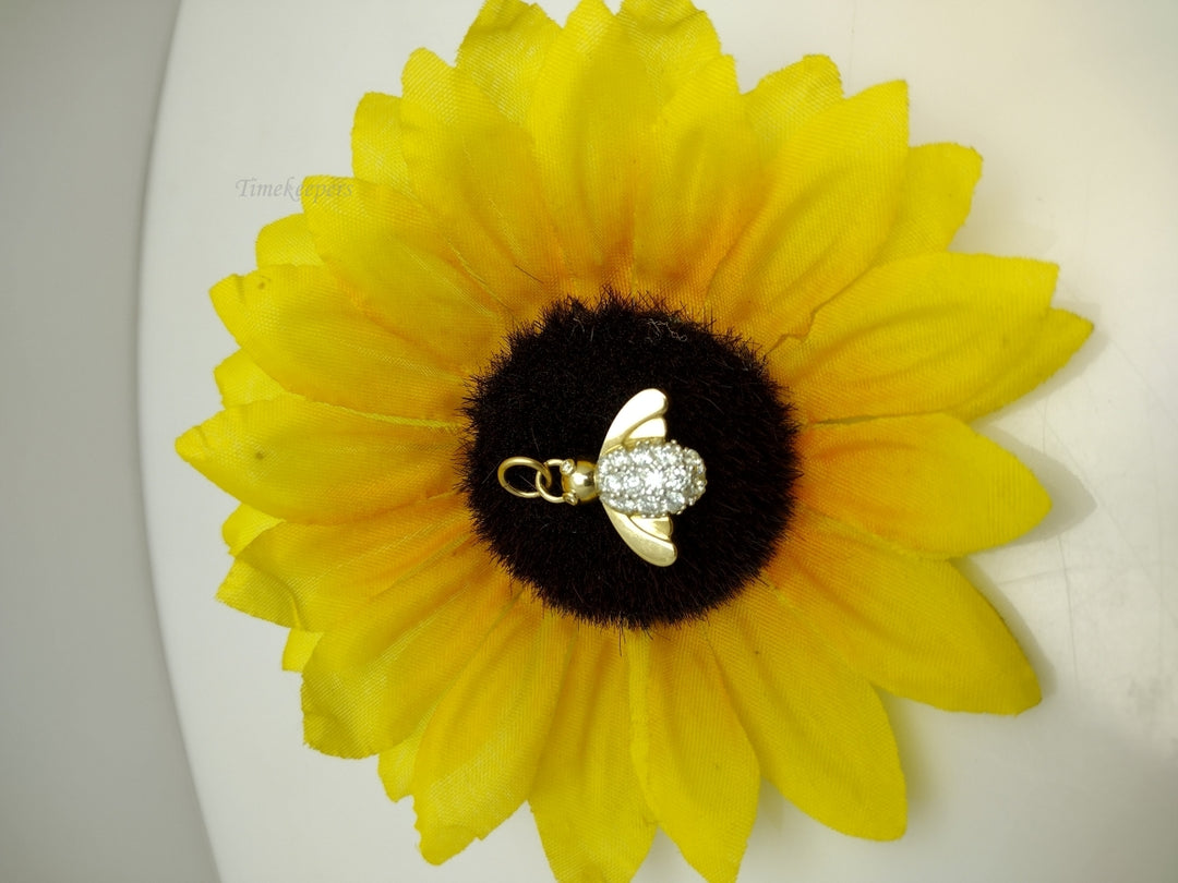 a626 Beautiful Vintage 14k Yellow Gold Fly with a Diamond Body Pendant Charm