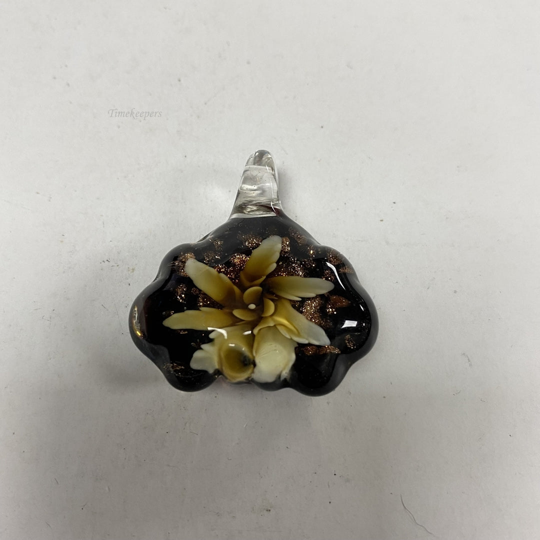 m068 Vintage Floral Glass Pendant Collectible
