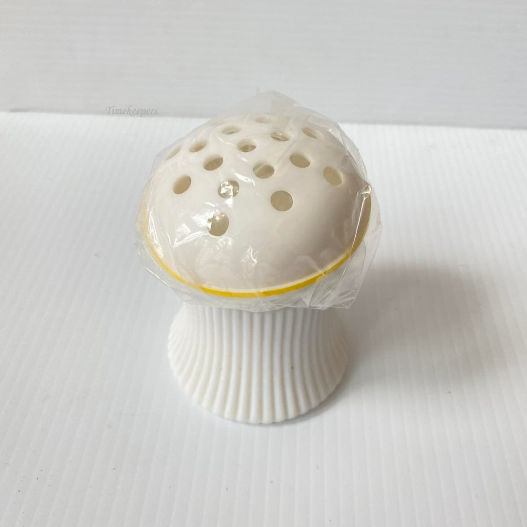 m446 Vintage Avon Buttercup Flower Holder Moonwind Perfumed Skin Softener 5 oz