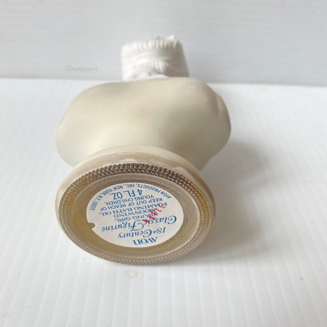 m451 Vintage Avon 18th Century Classic Girl Figurine Foaming Bath Oil 4 fl oz