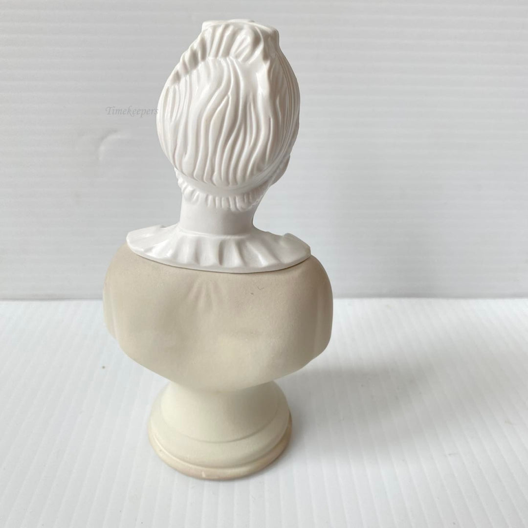 m451 Vintage Avon 18th Century Classic Girl Figurine Foaming Bath Oil 4 fl oz