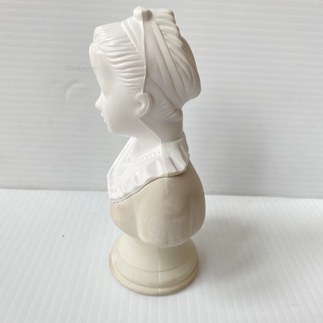 m451 Vintage Avon 18th Century Classic Girl Figurine Foaming Bath Oil 4 fl oz