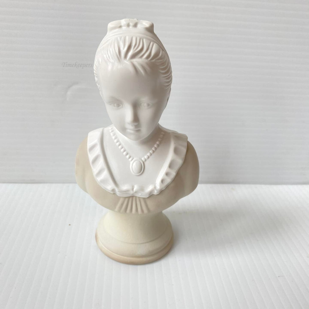 m451 Vintage Avon 18th Century Classic Girl Figurine Foaming Bath Oil 4 fl oz