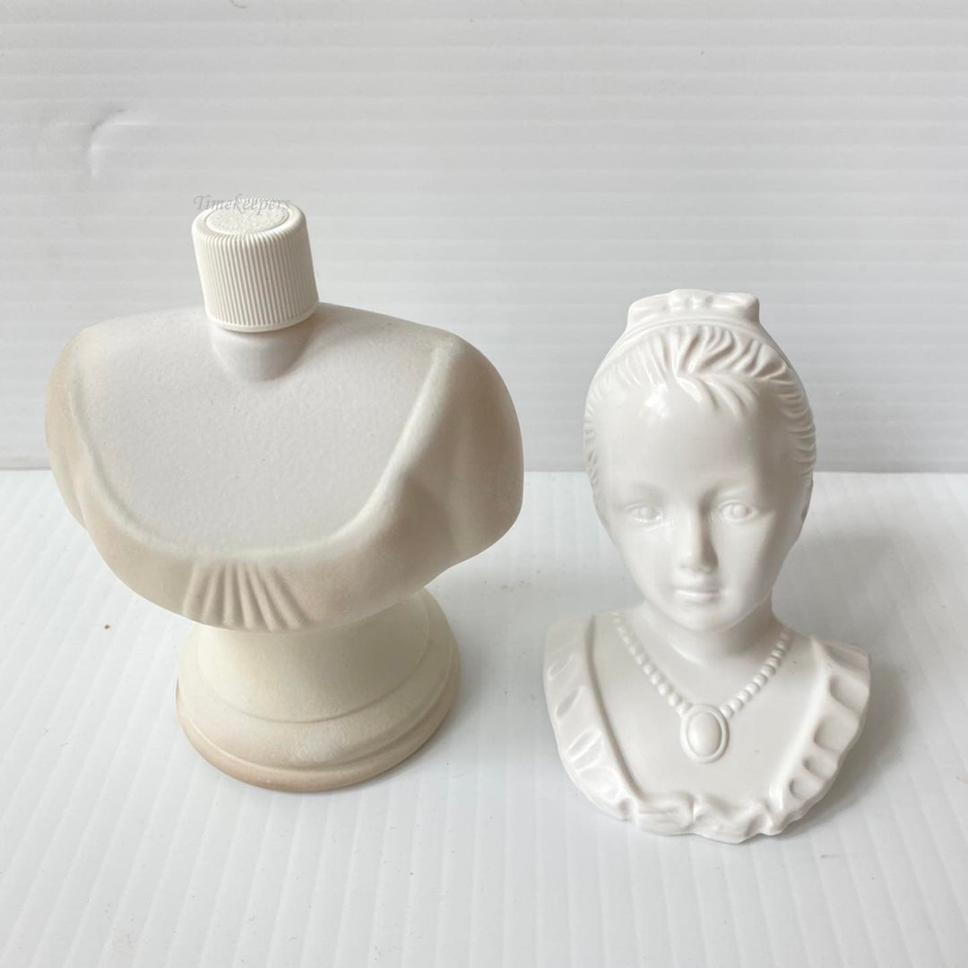 m451 Vintage Avon 18th Century Classic Girl Figurine Foaming Bath Oil 4 fl oz