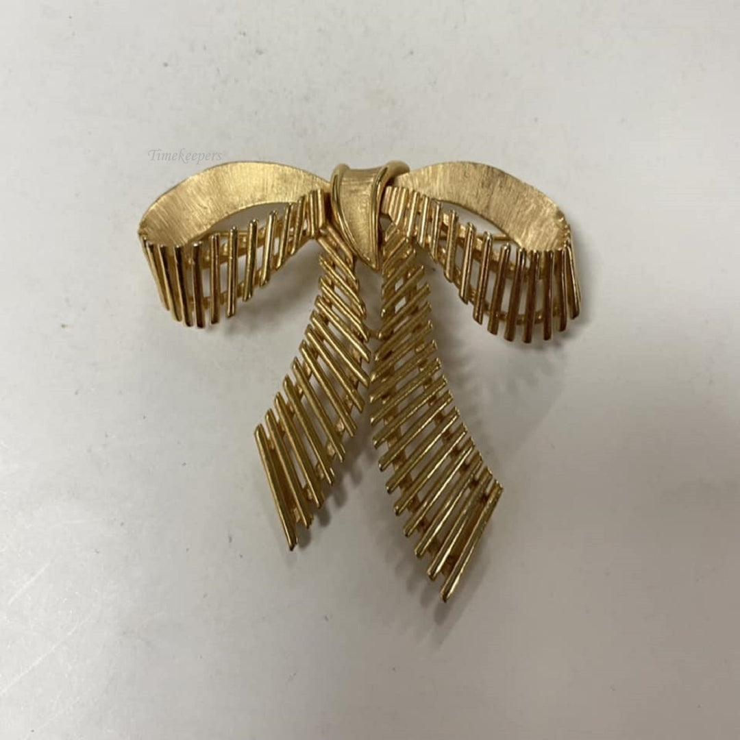 m654 Vintage Trifari Gold Plated Bow Brooch Pin