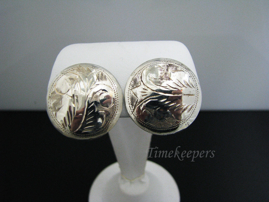 b100 Pretty Sterling Silver Etched Button Earrings