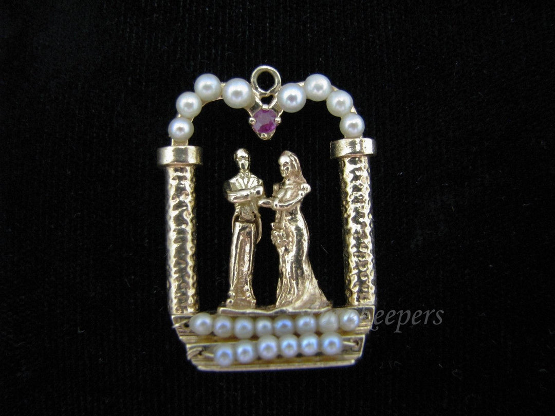 a737 Vintage 14k Yellow Gold Bride &amp; Groom Pendant with Ruby &amp; Small Pearls
