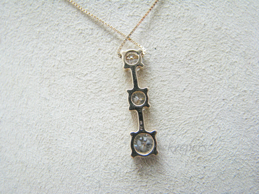 c604 Gorgeous Graduated Three Diamond Necklace in 14k Yellow Gold .85 TCW