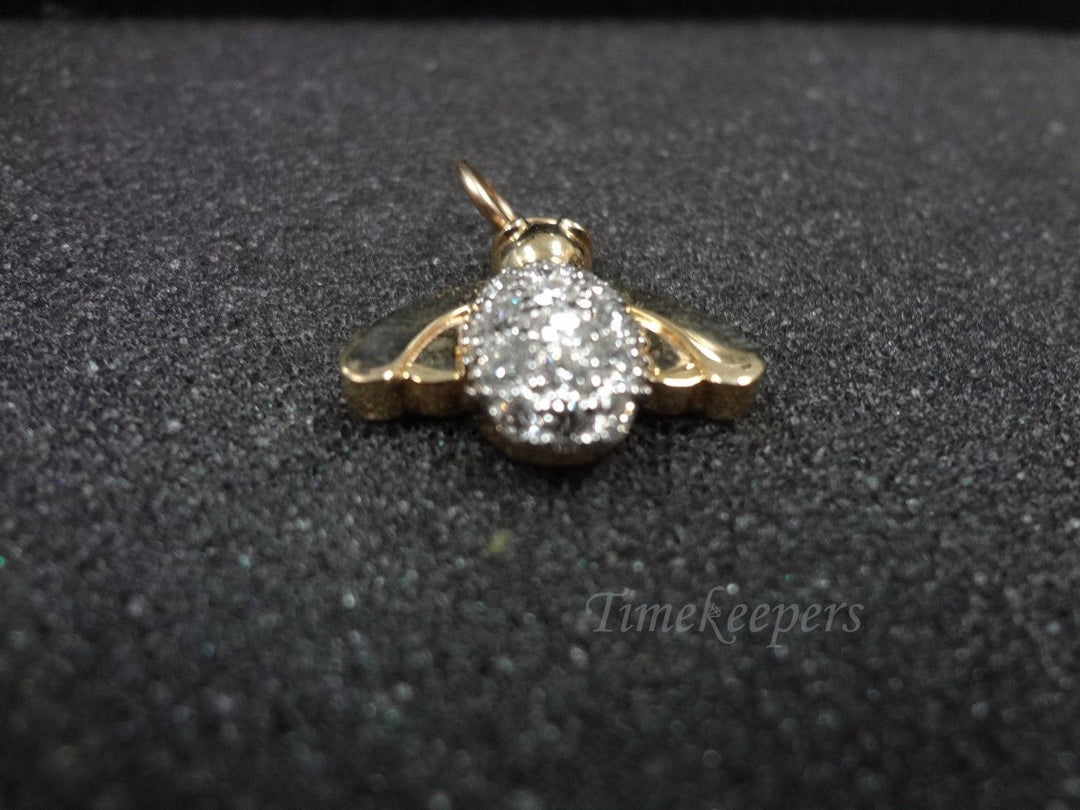 a626 Beautiful Vintage 14k Yellow Gold Fly with a Diamond Body Pendant Charm