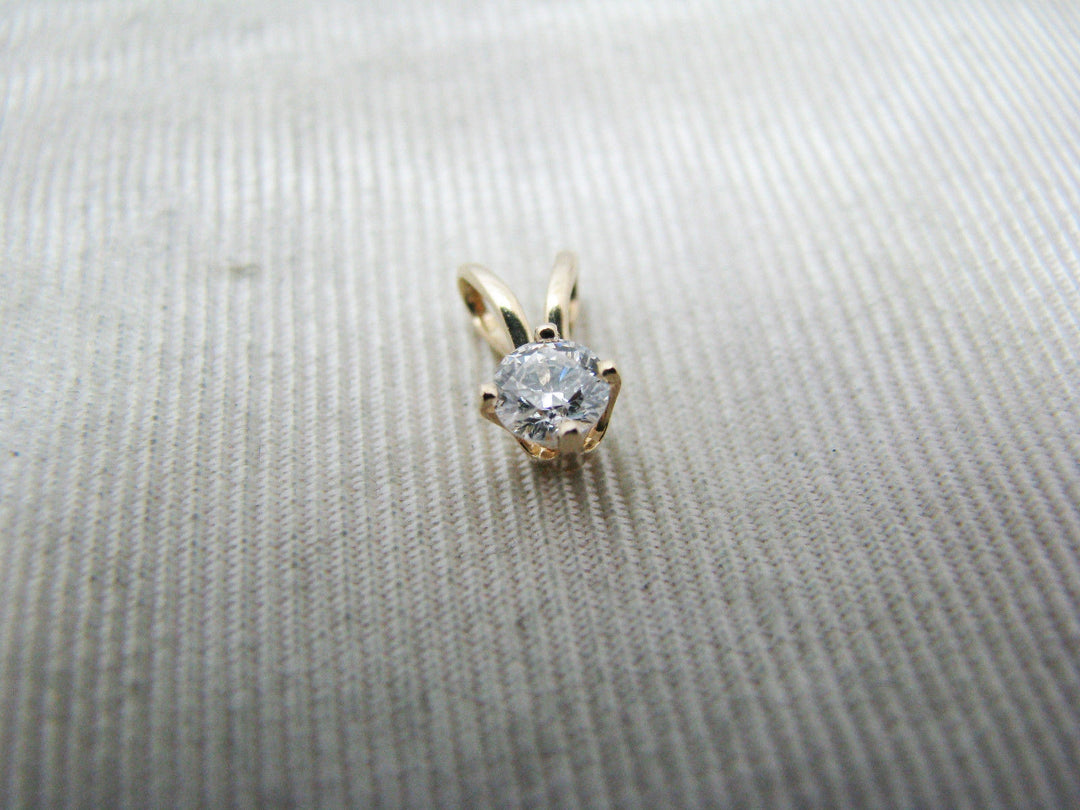 a997 Beautiful Split Bail Diamond Pendant in 14k Yellow Gold