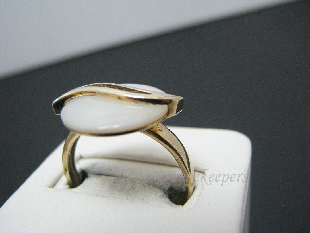 b042 Unique Mother of Pearl Ring in 8k Yellow gold
