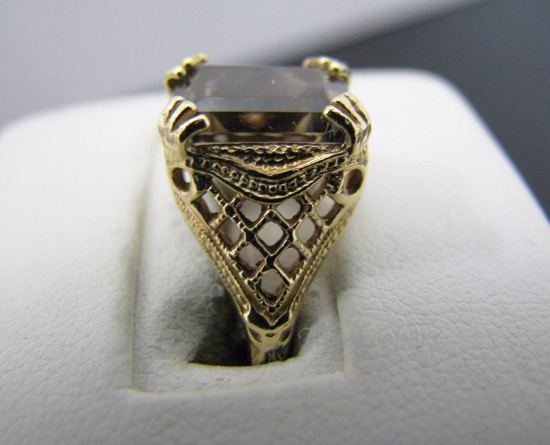c664 Beautiful 14k Yellow Gold Ring with a Lovely emerald Cut Smokey Quartz