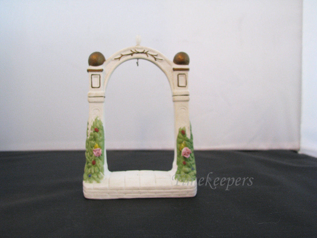 b106 Beautiful Ceramic Flowered Archway Pocket Watch Display