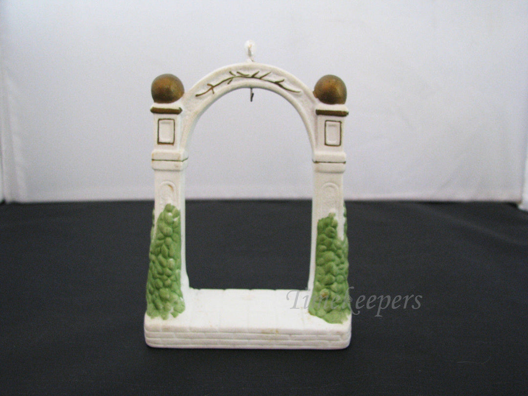 b106 Beautiful Ceramic Flowered Archway Pocket Watch Display