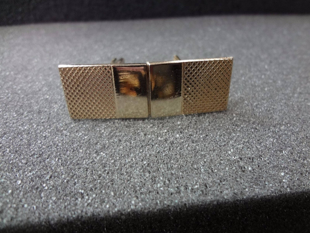 c655 Handsome Vintage Gold Tone Rectangle Diamond Etched Cuff links