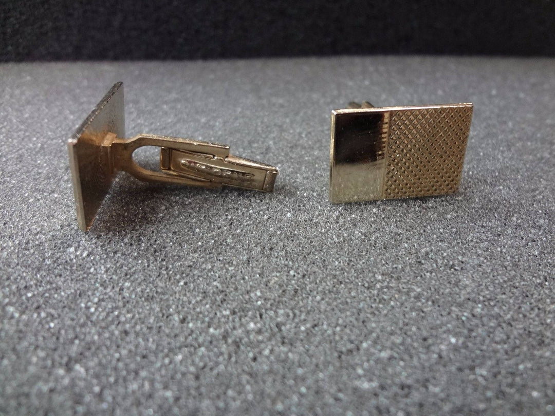c655 Handsome Vintage Gold Tone Rectangle Diamond Etched Cuff links