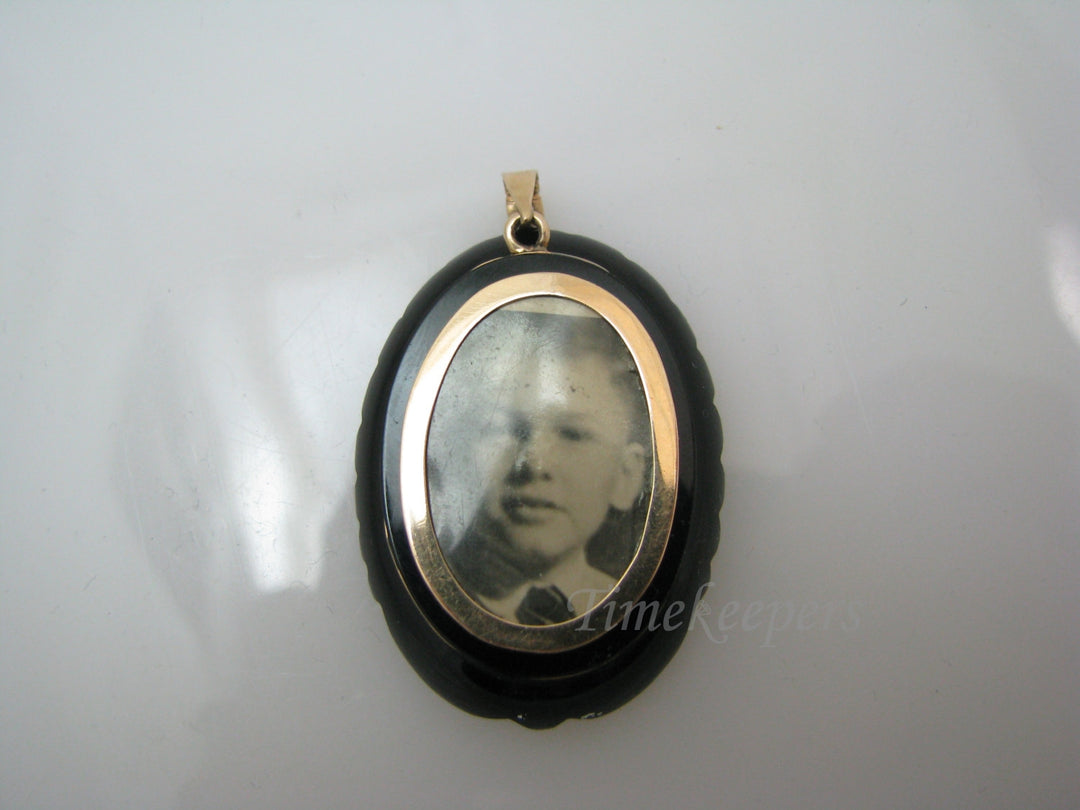 a674 Beautiful Vintage 14k Yellow Gold Black Oval Locket