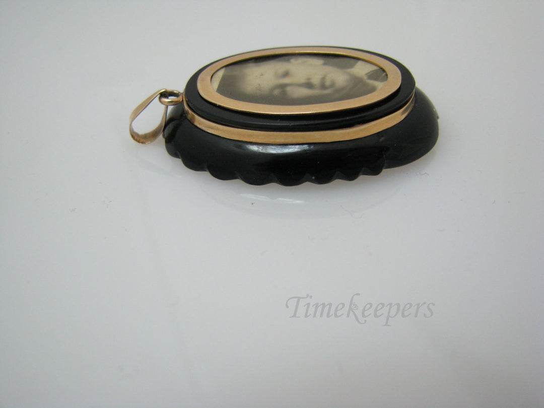 a674 Beautiful Vintage 14k Yellow Gold Black Oval Locket