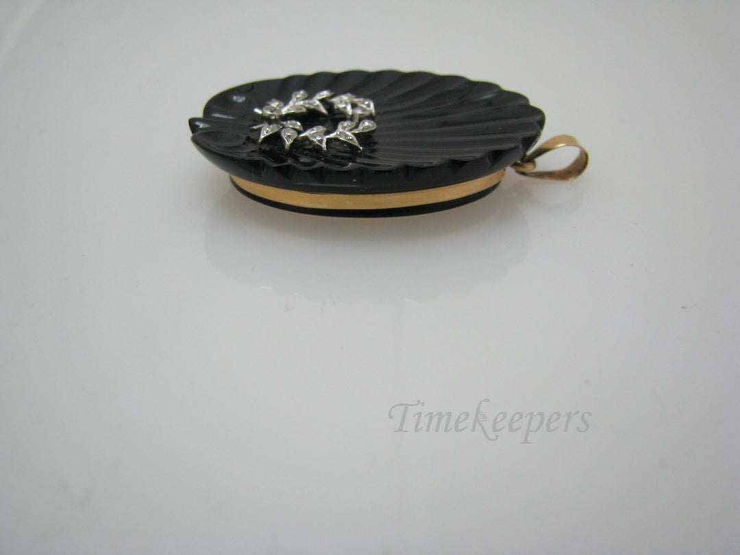 a674 Beautiful Vintage 14k Yellow Gold Black Oval Locket