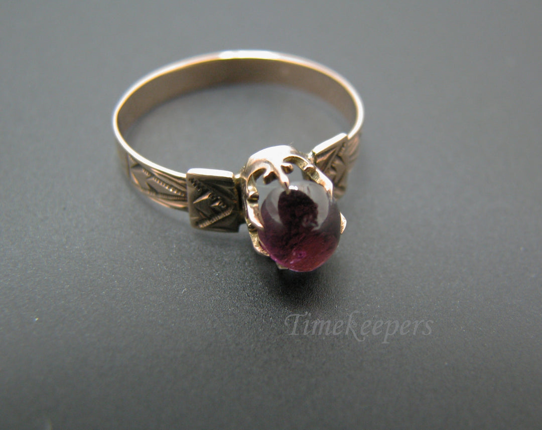 c405 Very Nice Vintage 10k Yellow Gold Ring set with a Purple Stone
