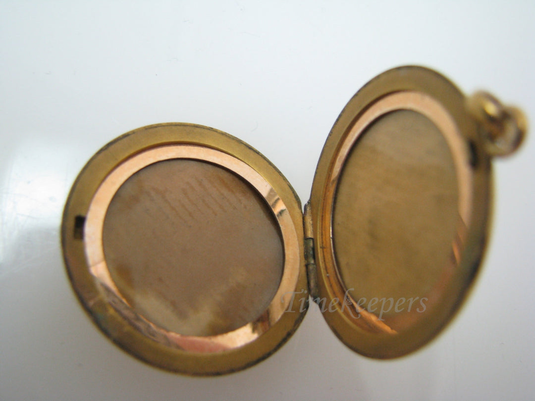 a668 Beautiful Art Nouveau Gold Filled Locket