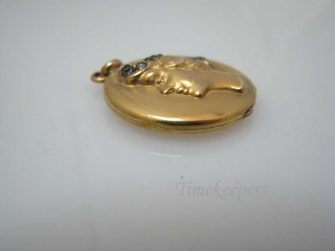 a668 Beautiful Art Nouveau Gold Filled Locket