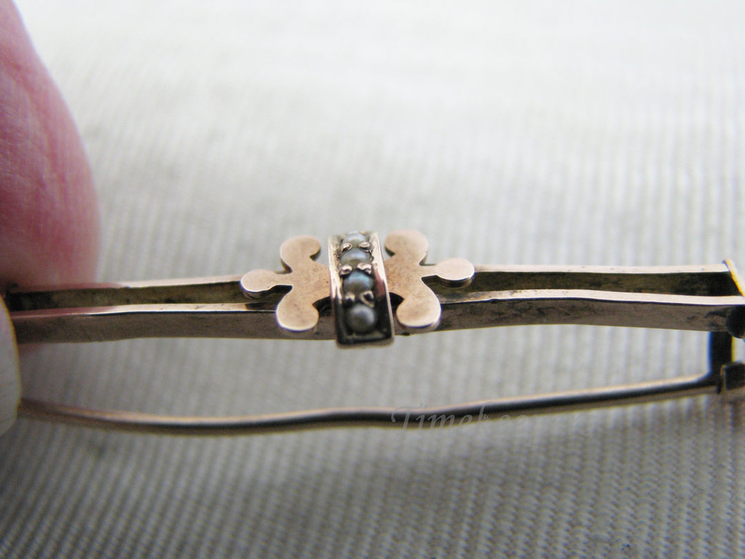 a1094 Beautiful Vintage Bar Brooch in 9k Yellow Gold with Rubies and Seed Pearls