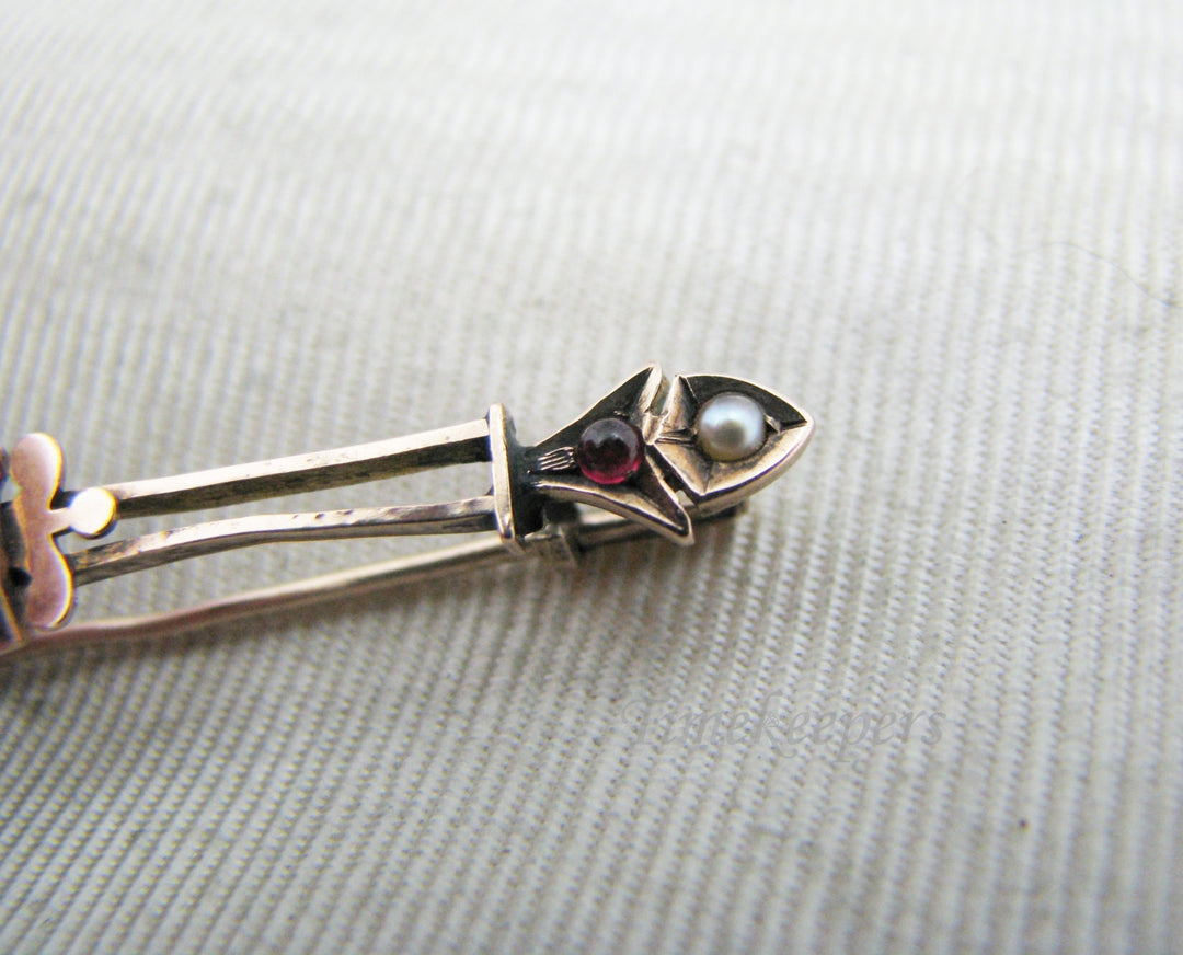 a1094 Beautiful Vintage Bar Brooch in 9k Yellow Gold with Rubies and Seed Pearls