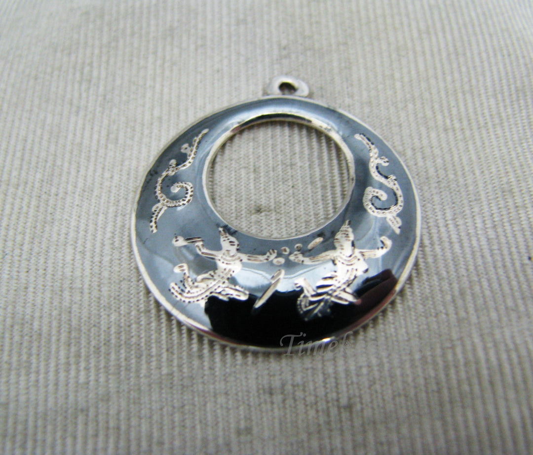 b084 Vintage Siam Sterling Niello Gray Enamel Round Pendant with Cut-Out