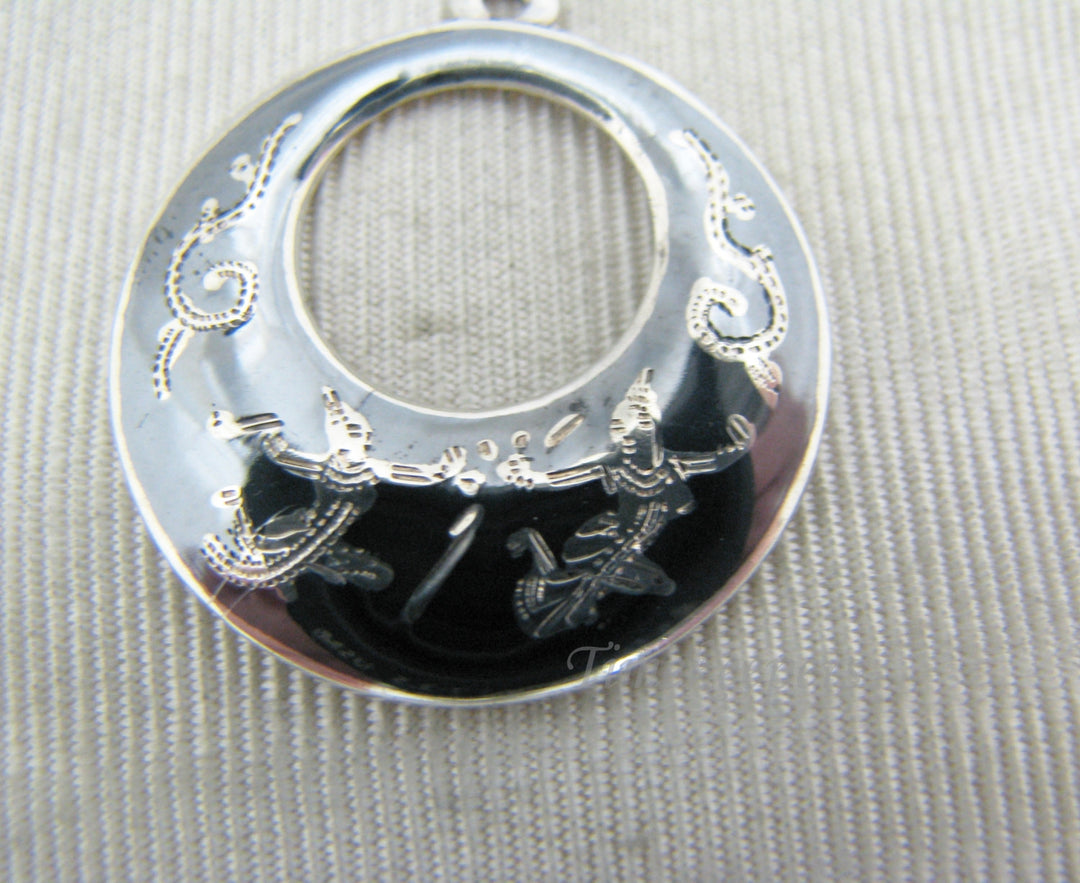 b084 Vintage Siam Sterling Niello Gray Enamel Round Pendant with Cut-Out
