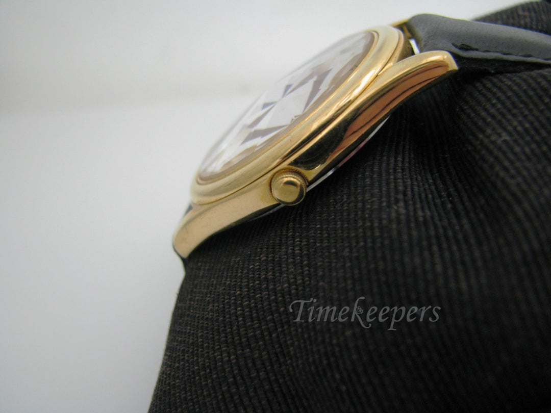 c062 Retro Quartz Lorus Mickey Mouse Watch with Beveled Crystal Red & Blue Dial