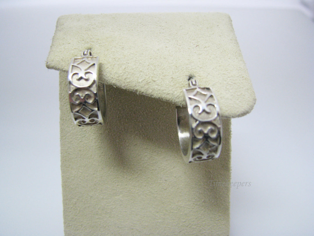 c529 Pretty Sterling Silver Small Hoop Earrings with Cut Design and Lever Closure