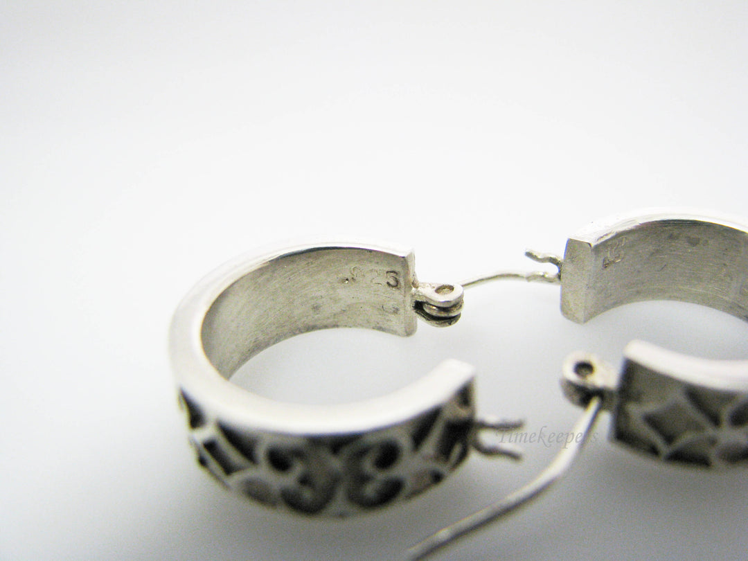 c529 Pretty Sterling Silver Small Hoop Earrings with Cut Design and Lever Closure