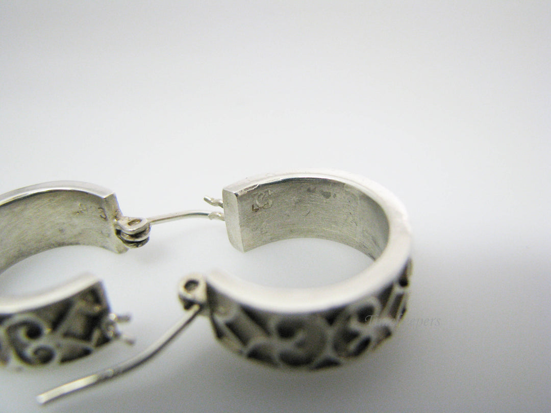 c529 Pretty Sterling Silver Small Hoop Earrings with Cut Design and Lever Closure