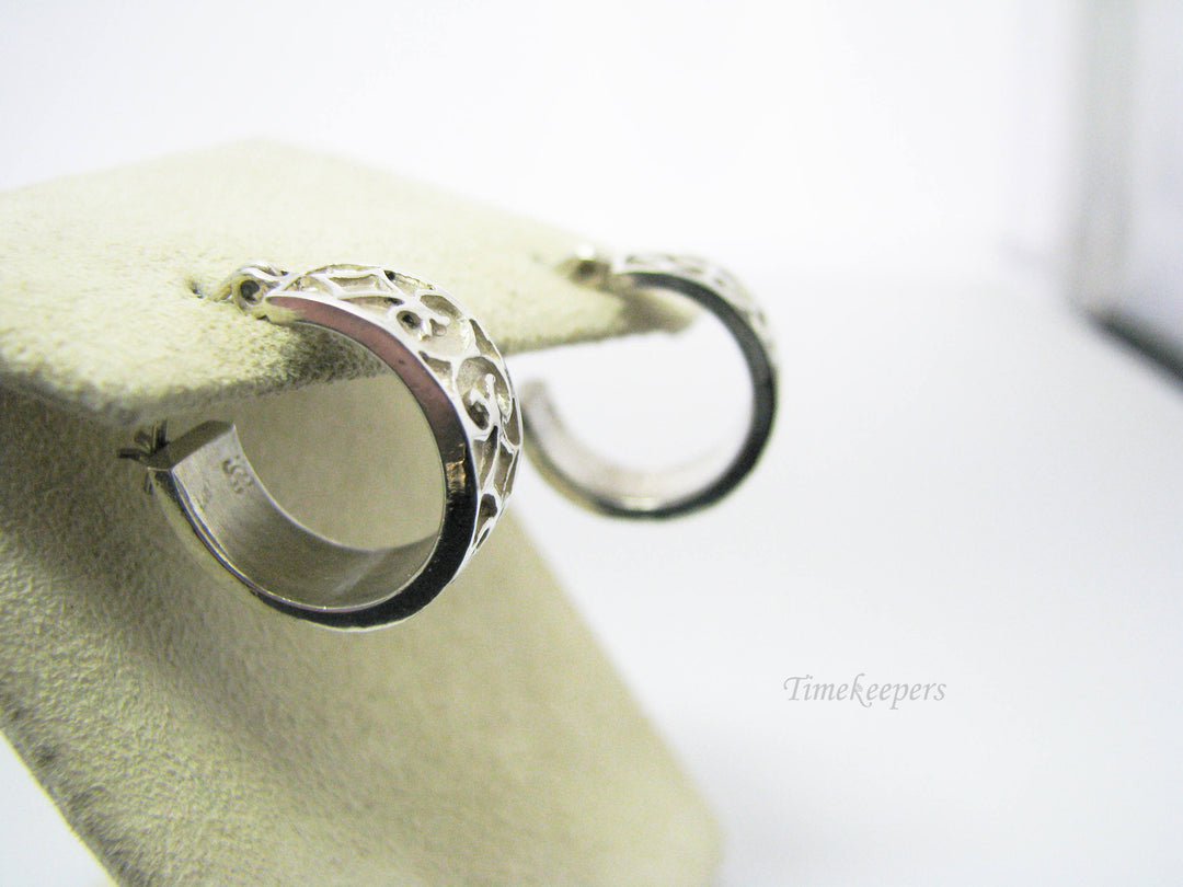 c529 Pretty Sterling Silver Small Hoop Earrings with Cut Design and Lever Closure