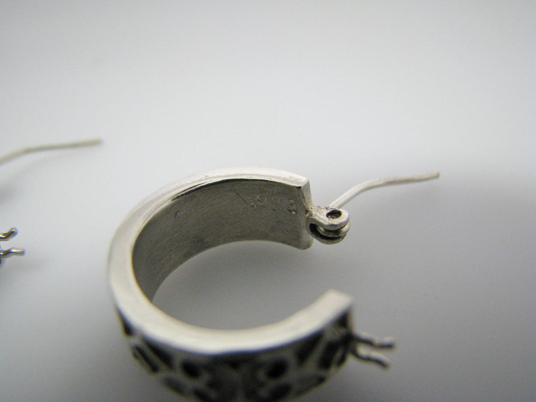 c529 Pretty Sterling Silver Small Hoop Earrings with Cut Design and Lever Closure