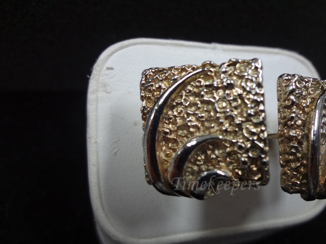 c051 Handsome Vintage Modern Swirl/ Nugget look Cuff Links in Gold Tone