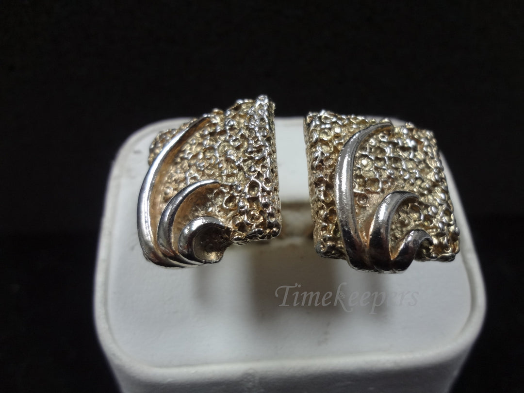 c051 Handsome Vintage Modern Swirl/ Nugget look Cuff Links in Gold Tone