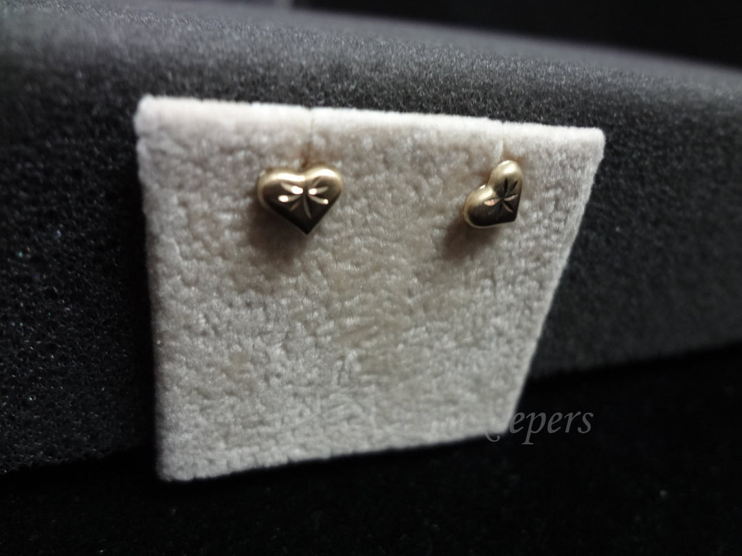 c179 Beautiful 14k Yellow Gold Delicately Etched Heart Pierced Earrings