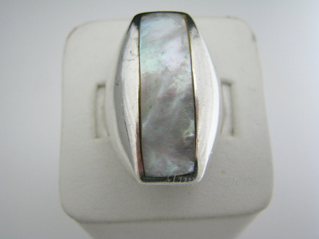 c178 Lovely Sterling Silver Ring with Mother of Pearl Top