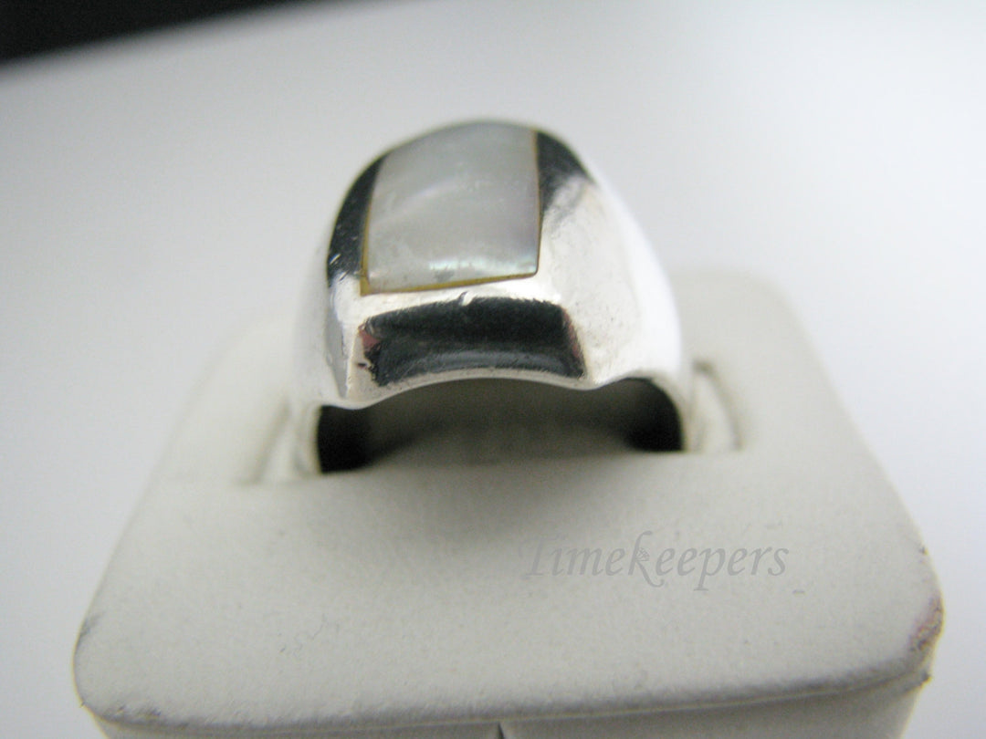 c178 Lovely Sterling Silver Ring with Mother of Pearl Top