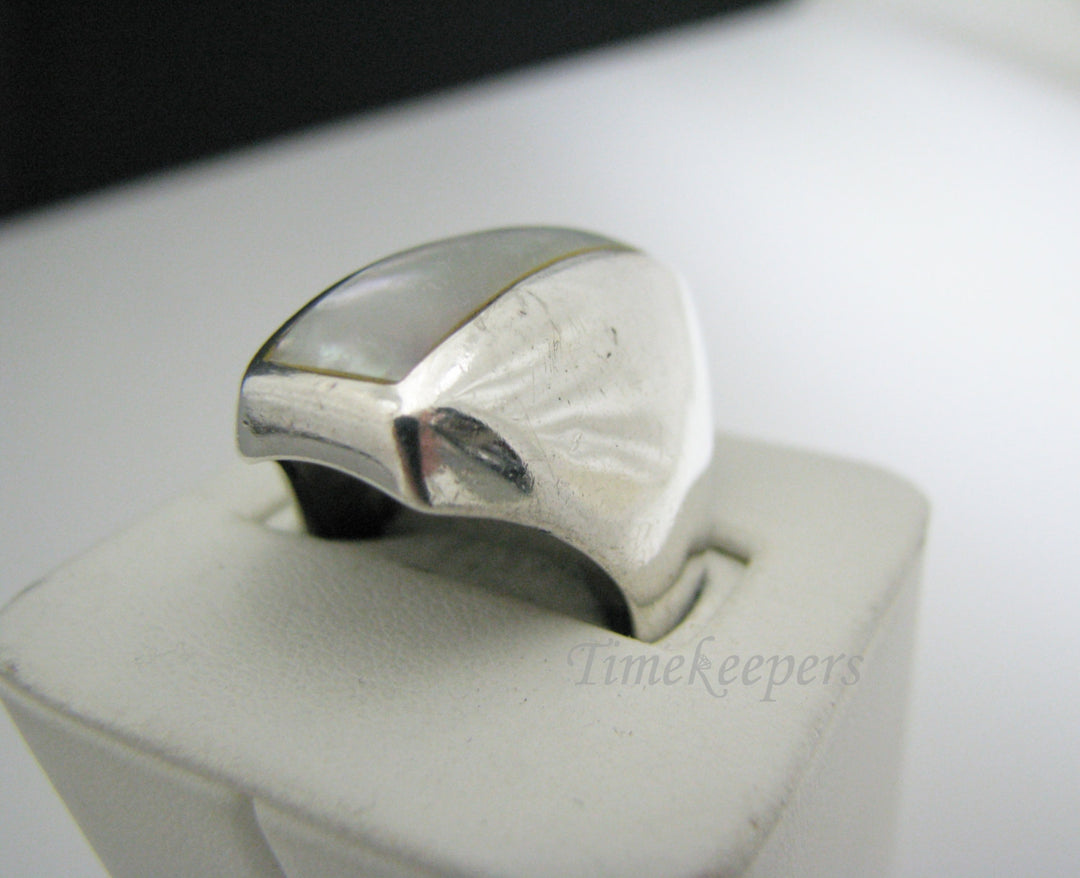 c178 Lovely Sterling Silver Ring with Mother of Pearl Top
