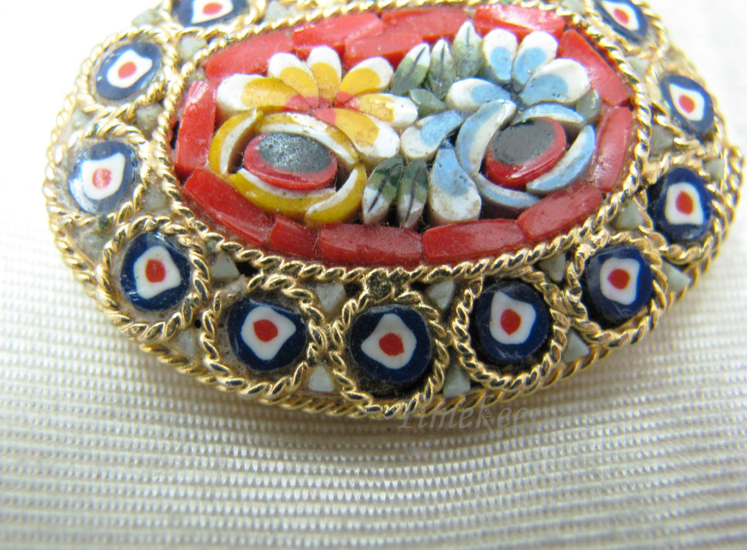 a949 Beautiful Vintage Micro Mosaic Oval Brooch in Dark Blue and Red