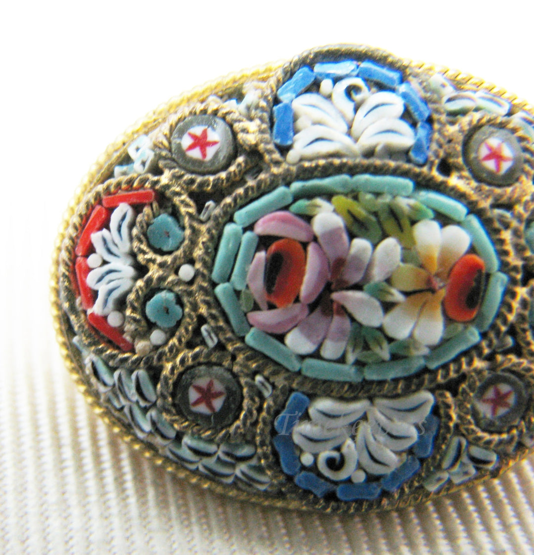a947 Beautiful Vintage Micro Mosaic Oval Brooch in Blue and Red