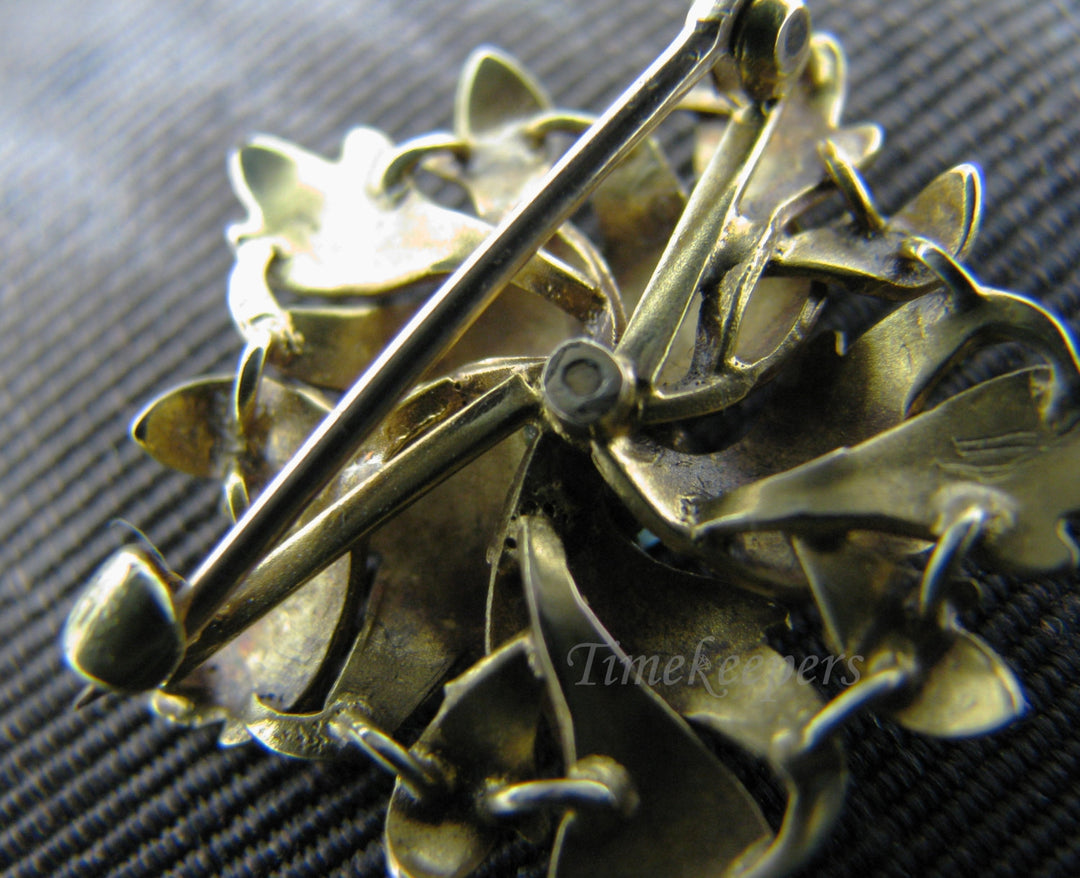 a662 Vintage 9k Yellow Gold Enameled Leaf Brooch with an Aquamarine Stone Center