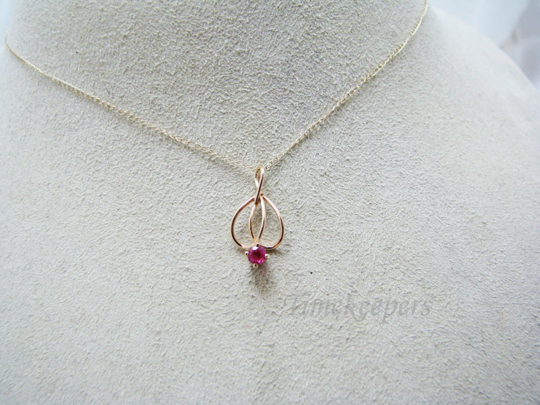 c688 Pretty Vintage Pink Stone Pendant in 14k Yellow Gold with 14k Yellow Gold Chain