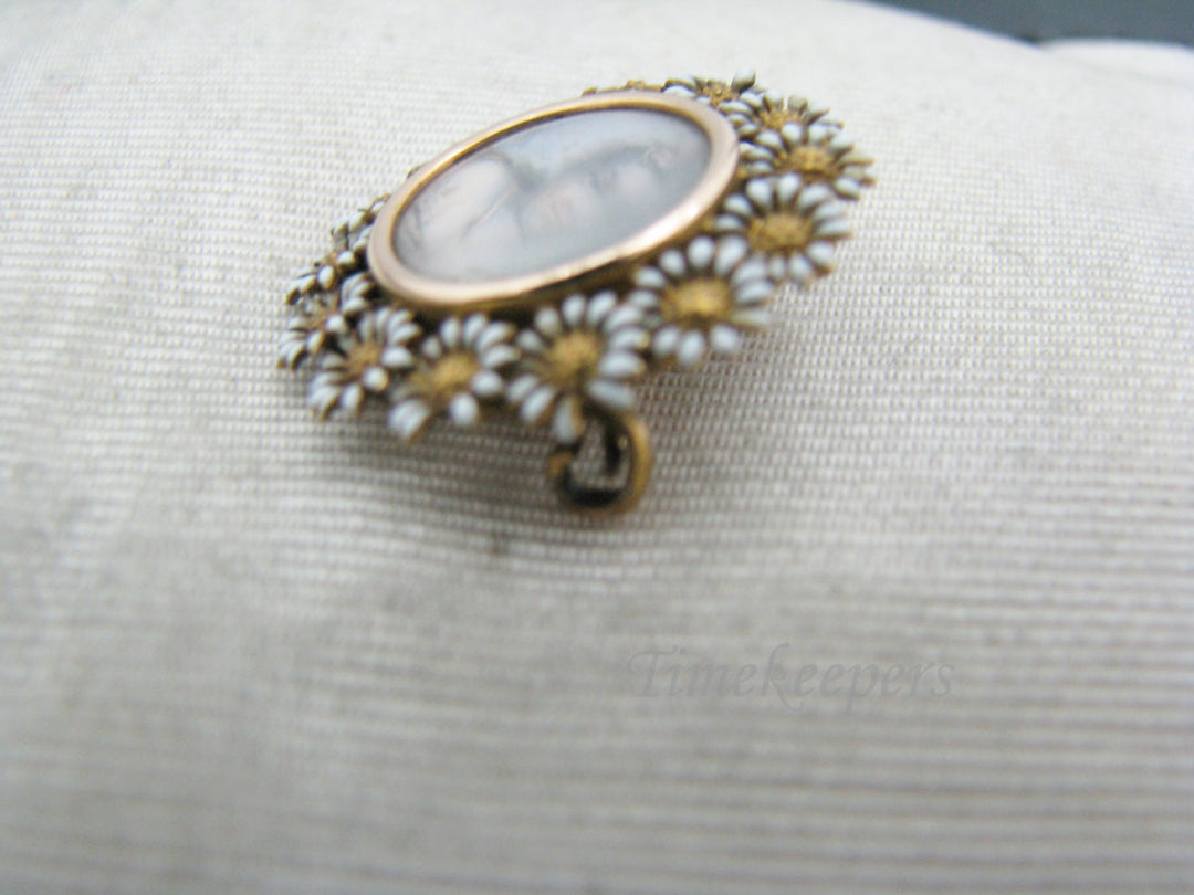 c104 Antique 14k Yellow Gold Portrait with Daisy Frame Brooch/ Pendant