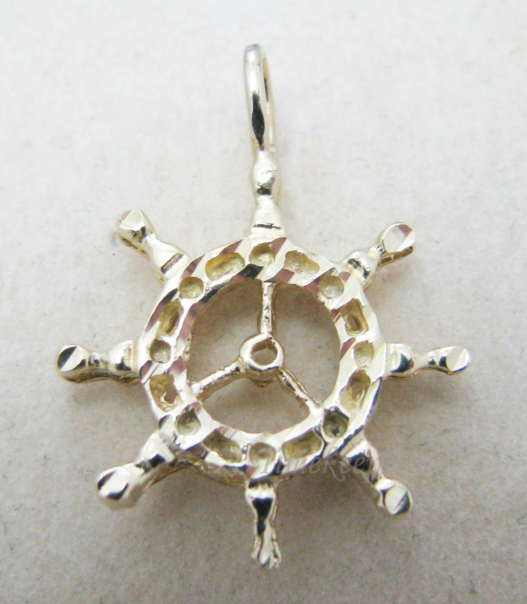 a926 Vintage Beautiful 14k Yellow Gold Boat Wheel Pendant