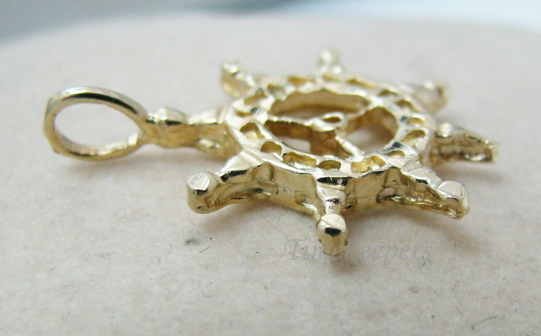 a926 Vintage Beautiful 14k Yellow Gold Boat Wheel Pendant